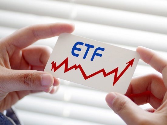 ETF洗牌：易方达超华夏夺ETF规模首位 国泰、海富通逆势突围！投资者从“被动配置”转向“主动精选”